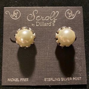 NWT Scroll brand pearl stud earrings